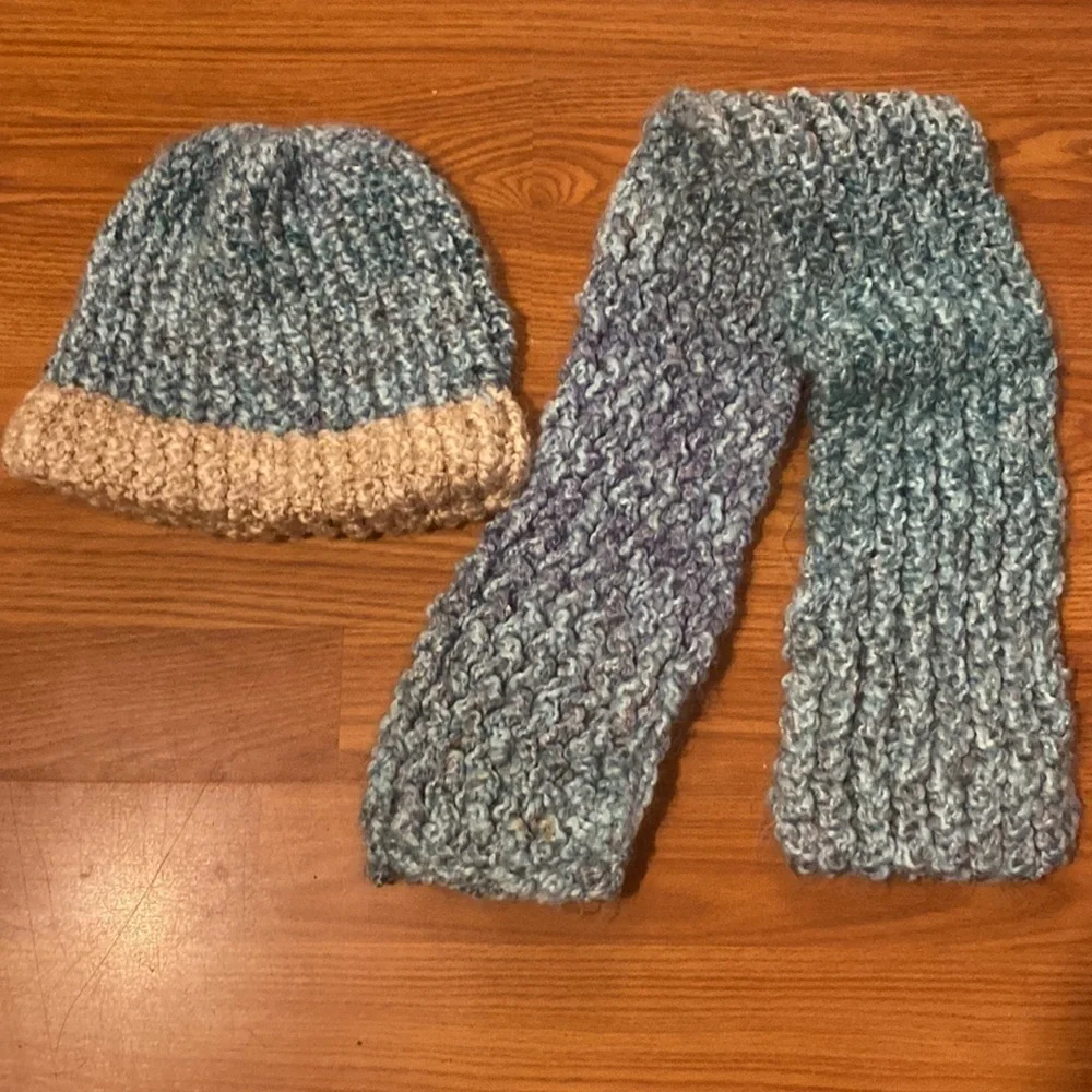 Child’s knitted Hat and Scarf (CF)